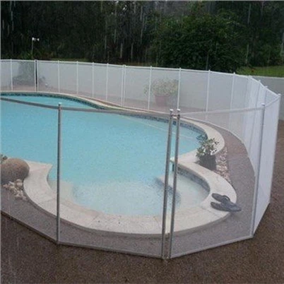 プールの周りの白いフェンス